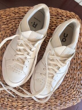 On The Roger Women's Sneaker - Size 9 - White Leather